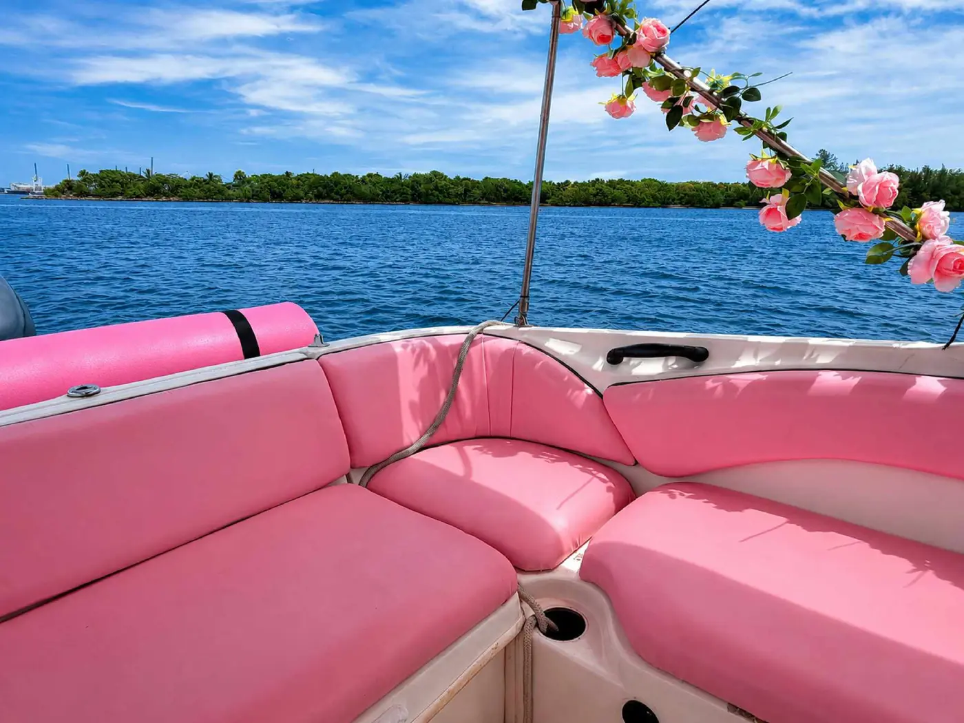 26ft pink Sea Ray Miami corner lounge seating with pink cushions