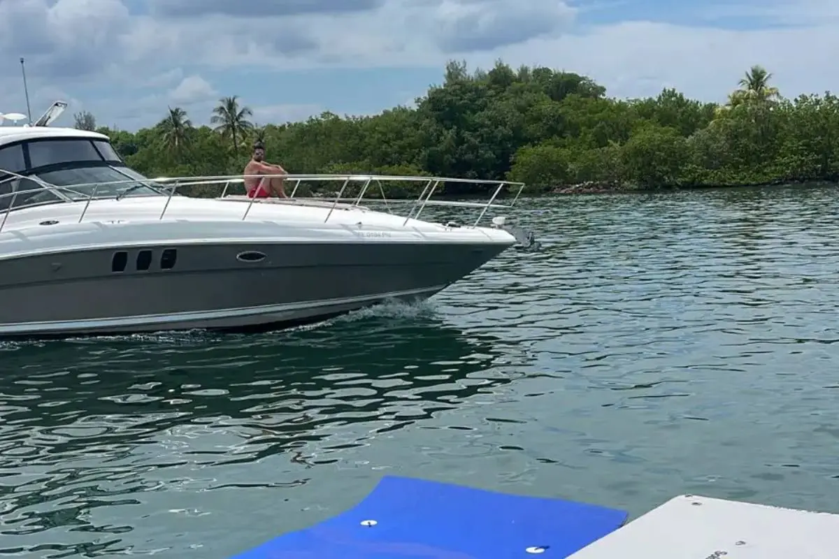 70ft Azimut Flybridge luxury yacht rental Miami on open water