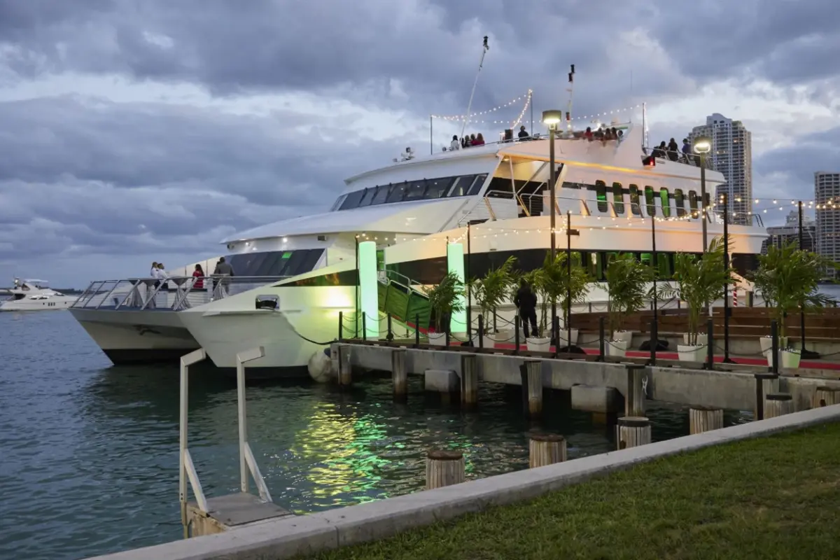Party yacht rental Miami Biscayne Lady cruising