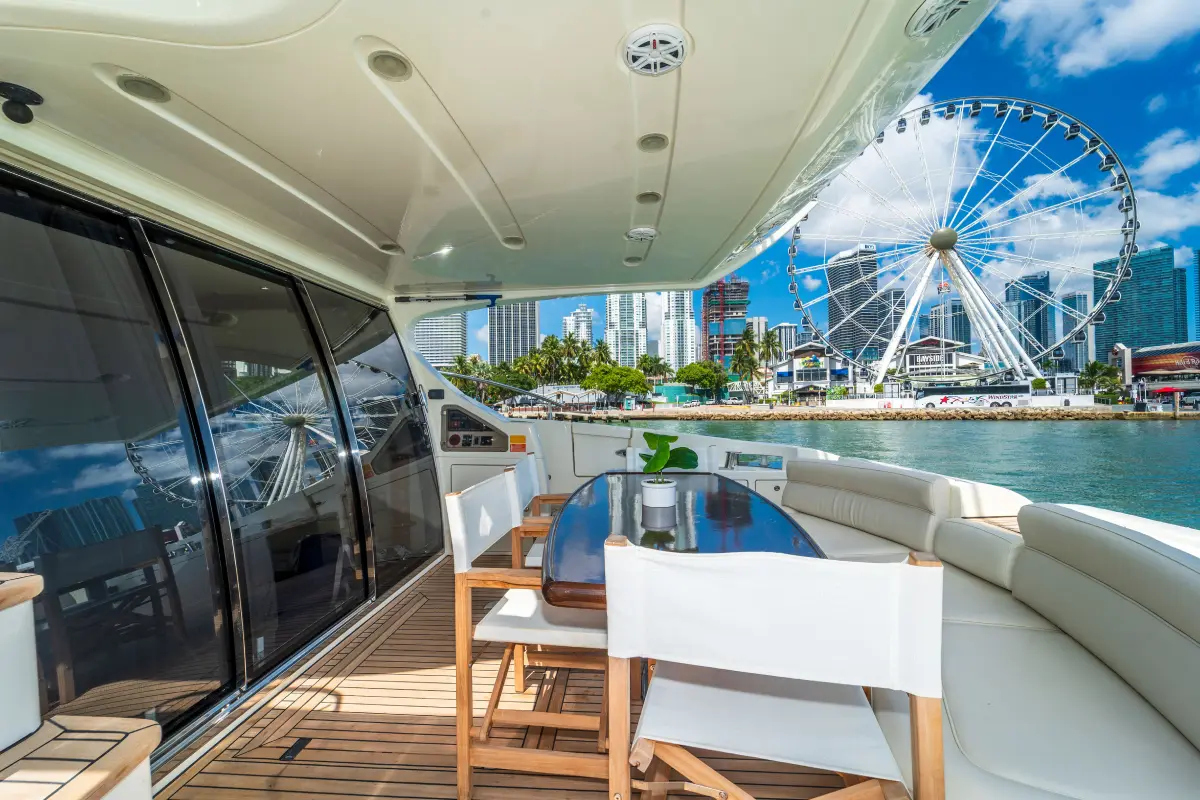 65ft Sea La Vie Azimut Flybridge Miami onboard bar and drinks setup