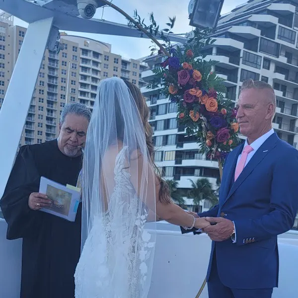 Wedding ceremony on a private yacht in Miami Biscayne Bay